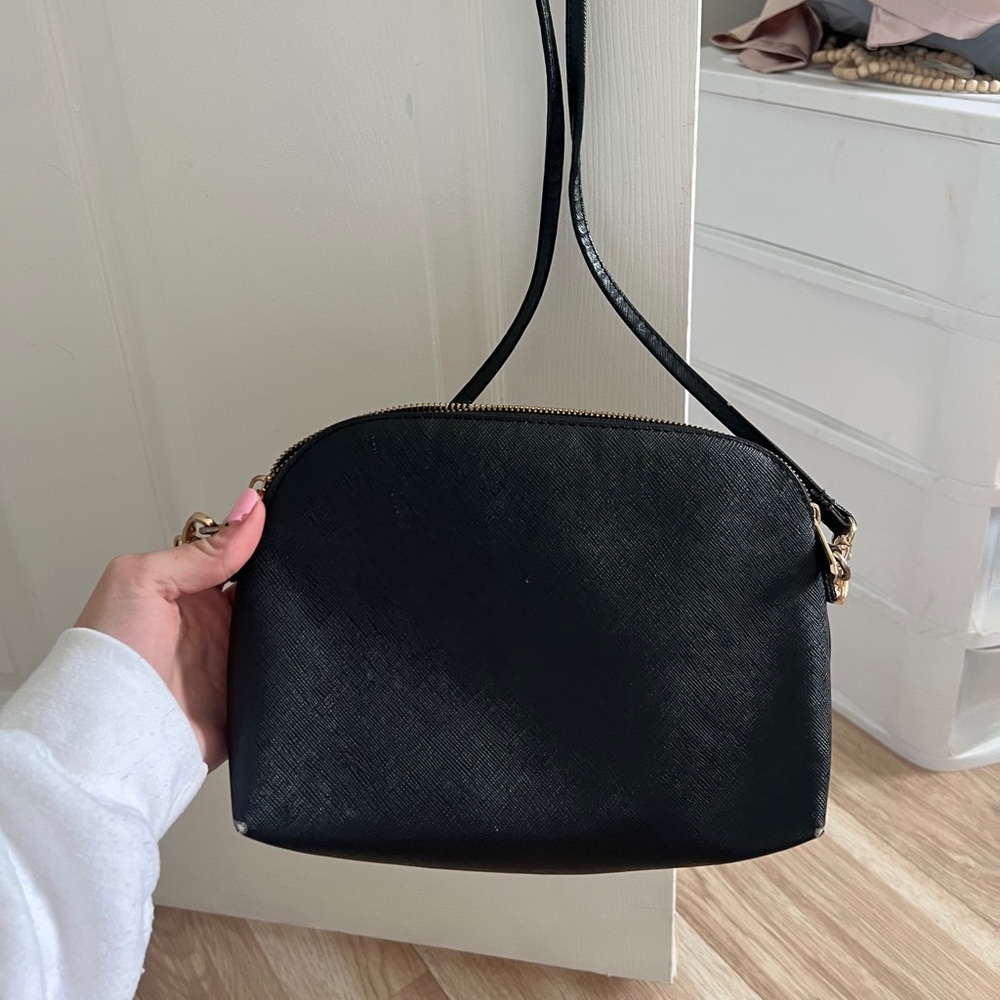black shoulder bag